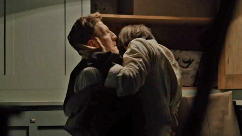 NAŠ GLUMAC UHVAĆEN U GEJ AKCIJI SA KOLEGOM Pao sočan poljubac, scena se munjevito širi! (FOTO)