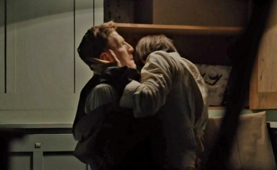 NAŠ GLUMAC UHVAĆEN U GEJ AKCIJI SA KOLEGOM Pao sočan poljubac, scena se munjevito širi! (FOTO)