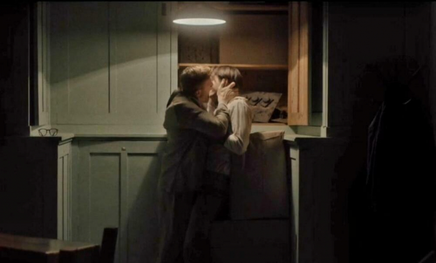 NAŠ GLUMAC UHVAĆEN U GEJ AKCIJI SA KOLEGOM Pao sočan poljubac, scena se munjevito širi! (FOTO)