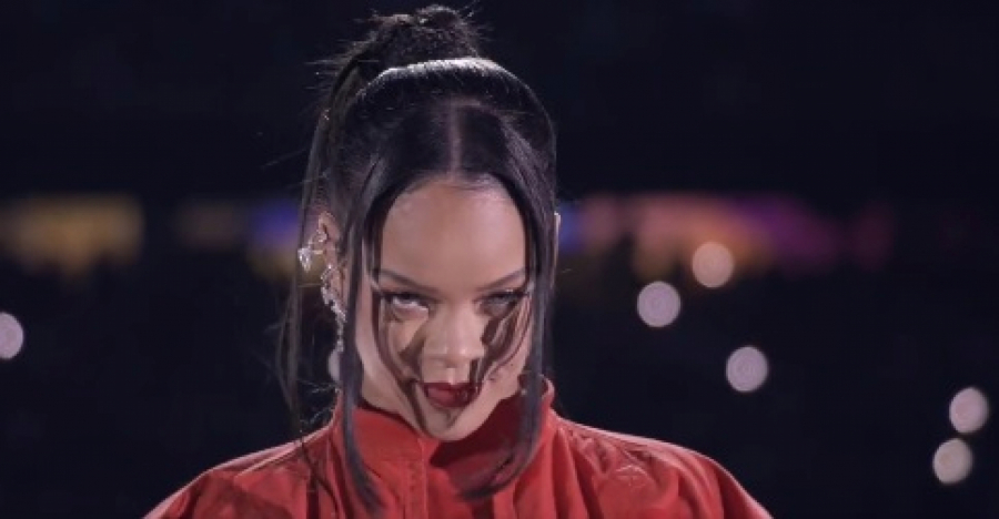 RIJANINA BEBA OSVANULA U BRITANSKOM VOGU! Pevačica okačila sliku na društvenim mrežama i sve raznežila (FOTO)