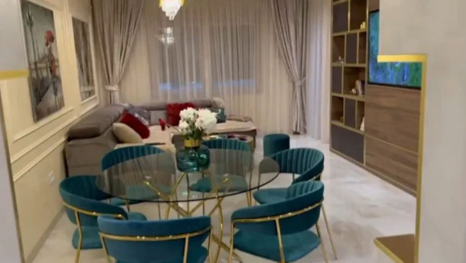 Pevačica "zvezda Granda" častila sebe stanom "SVE PRŠTI OD LUKSUZA" (FOTO)