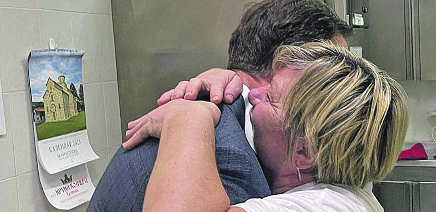 DIVAN GEST: Siniša Mali iznenadio Radu poklonom i rođendanskom pesmom!