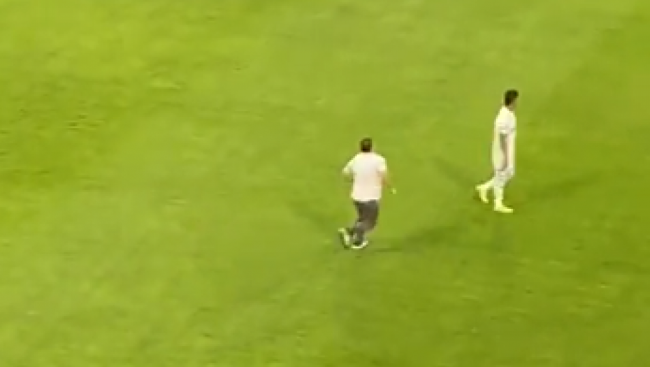 POTPUNA LUDNICA U JUŽNOJ AMERICI Navijač utrčao na teren, udario igrača, a onda je nastao haos (VIDEO)