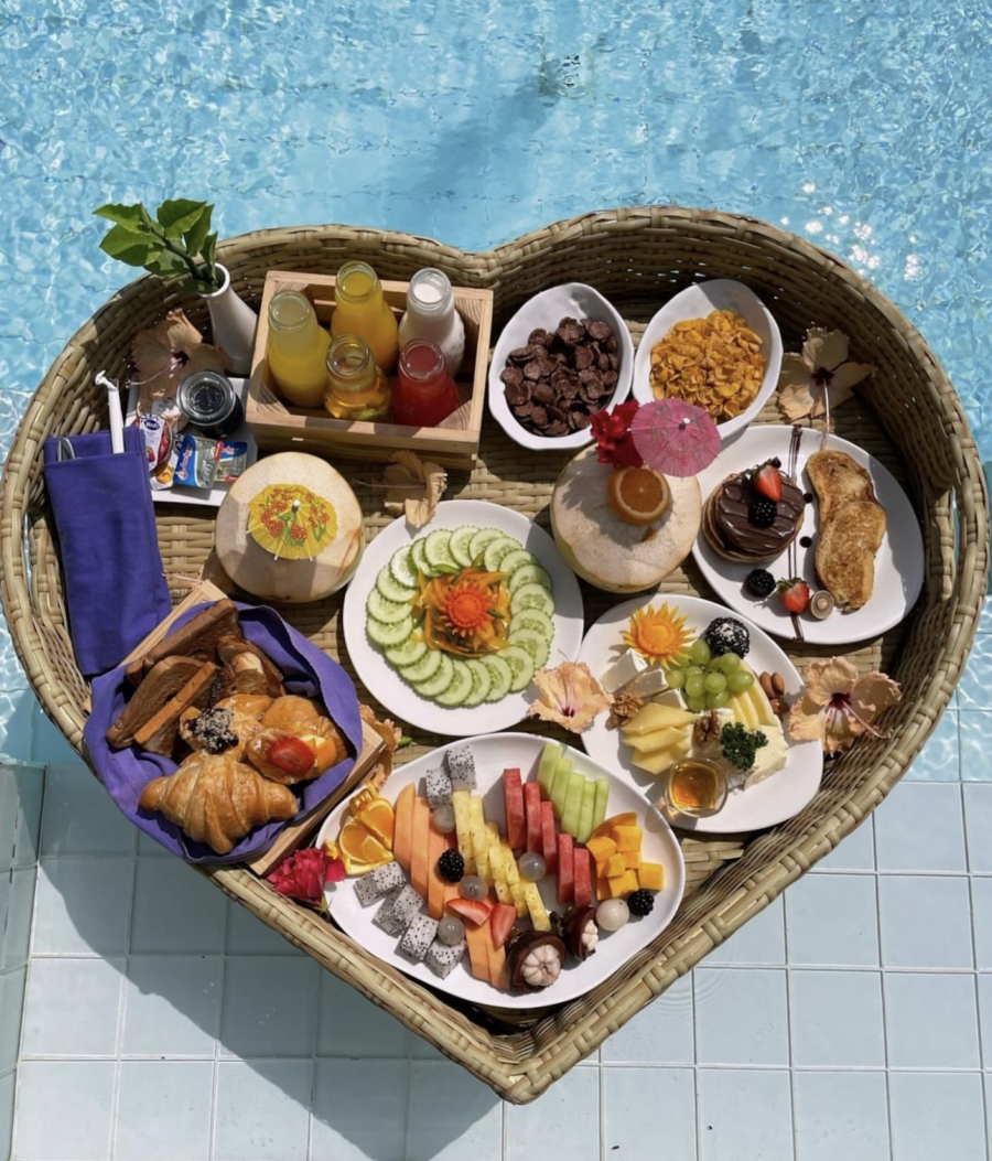 EVO KAKO MILOŠ BIKOVIĆ PROSLAVLJA DAN ZALJUBLJENIH Njegova izabranica je prava srećnica (FOTO)