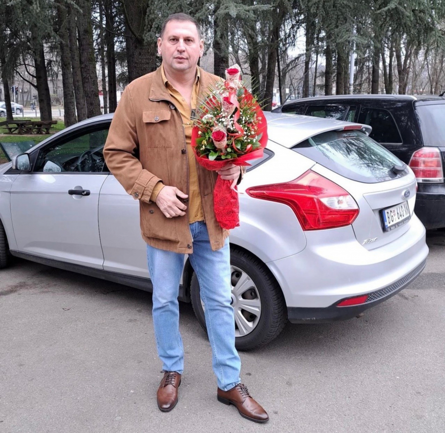 MAJA ĆE POLUDETI KAD SAZNA Taki s buketom cveća, otkrio koga voli