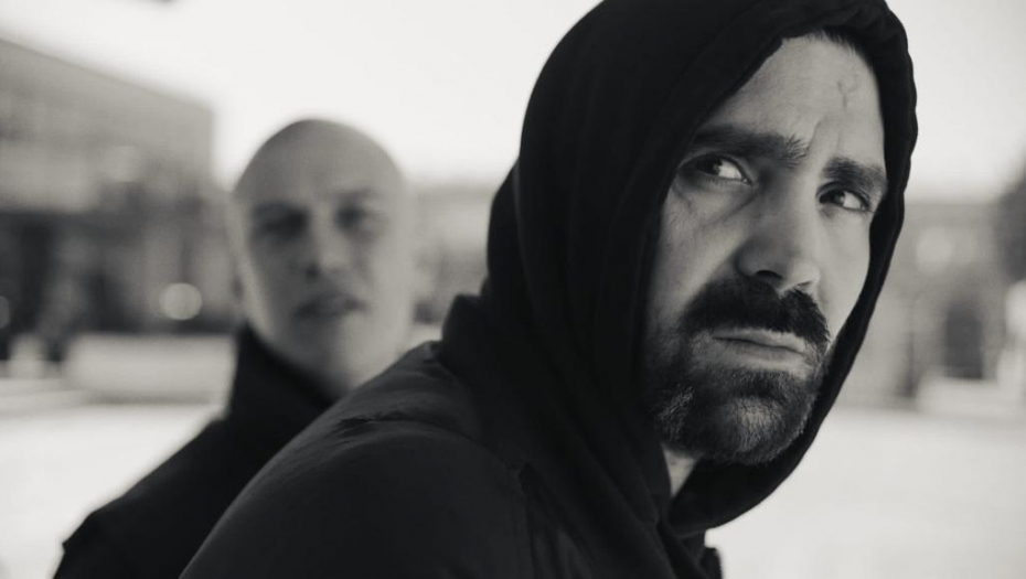 PREMIJERA CRNO-BELE GENERACIJSKE DRAME Čuveni Baća opet glumi krimosa, ali mu je ekipica u Šapcu