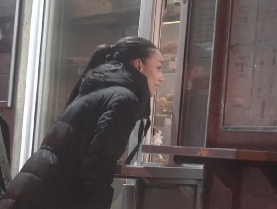 EDITA UHVAĆENA SA NEPOZNATIM MUŠKARCEM! Sve vreme su bili prisni a ona vidno raspoložena