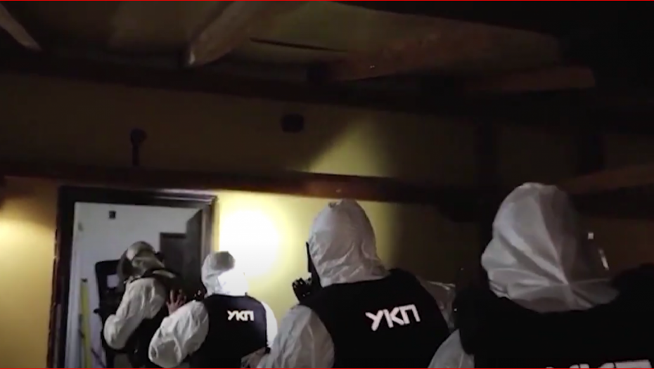 SPECIJALCI RAZVALJIVALI VRATA, SVE SU IH POHAPSILI Velika akcija policije u Obrenovcu: Evo šta su našli (VIDEO)