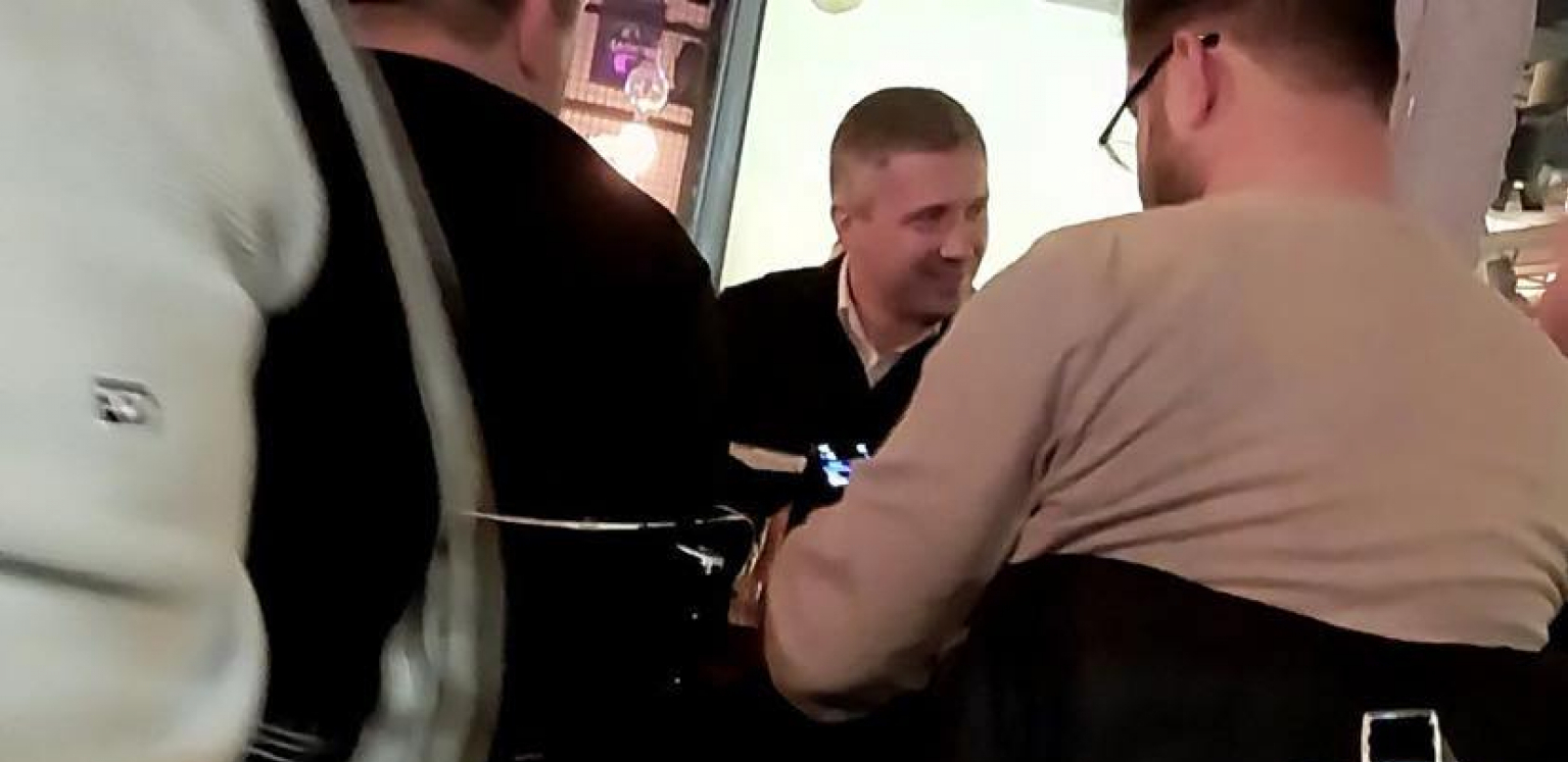 POBEGAO U PIVNICU! Dok njegove pristalice luduju ispred Predsedništva Obradović seo u fensi pivnicu!