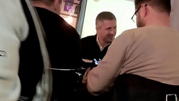 POBEGAO U PIVNICU! Dok njegove pristalice luduju ispred Predsedništva Obradović seo u fensi pivnicu!