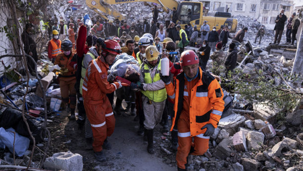 DUPLO ČUDO U TURSKOJ Dva muškarca izvučeni živi iz ruševina (FOTO)