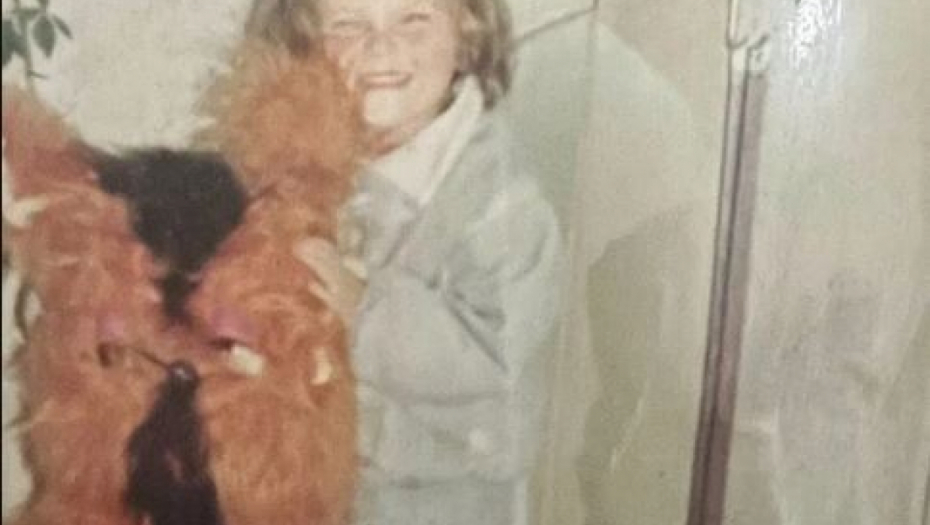 ISPLIVALA FOTKA STARA 27 GODINA Da li prepoznajete pevačicu sa slike? DANAS JE LEPOTICA (FOTO)