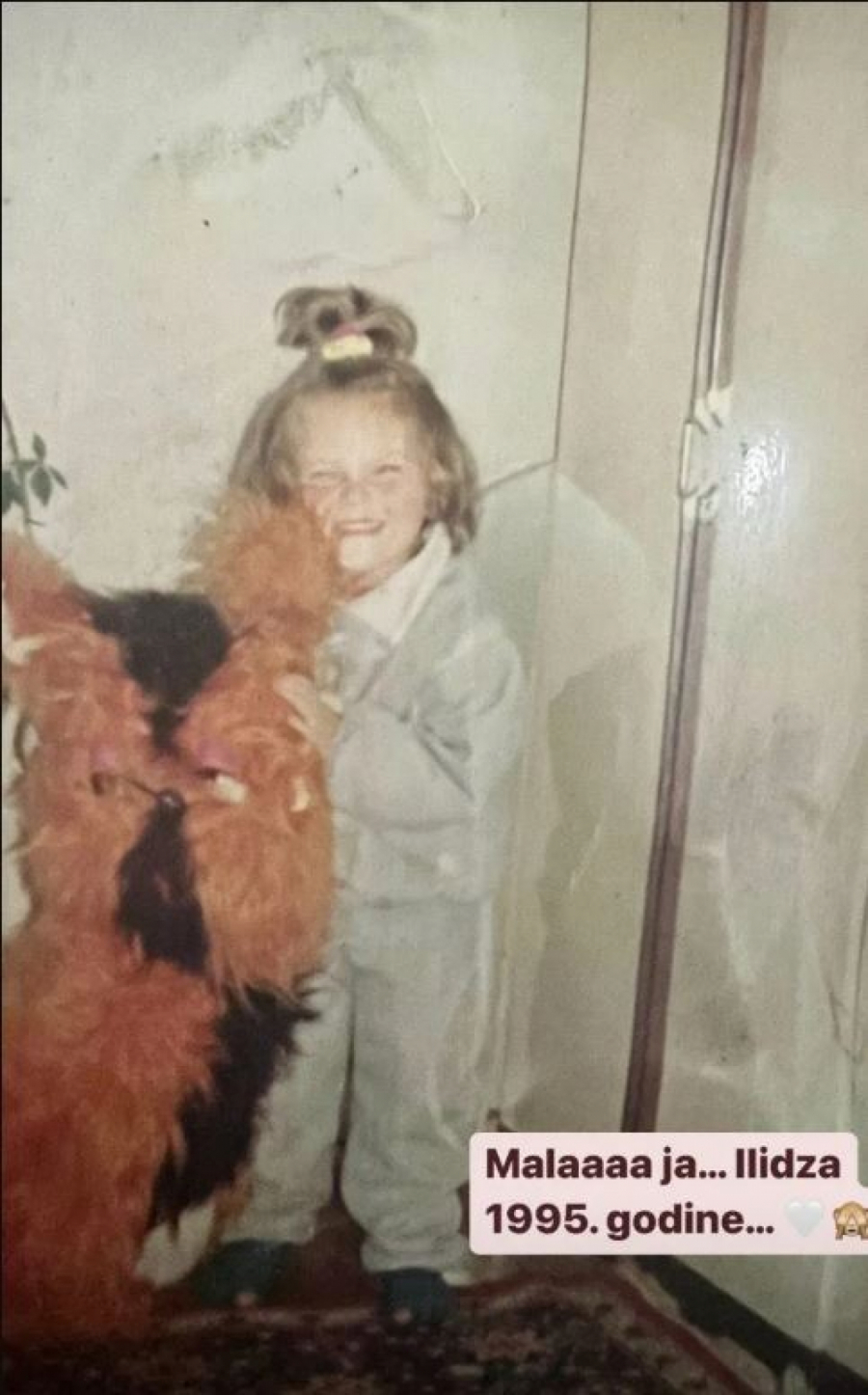 ISPLIVALA FOTKA STARA 27 GODINA Da li prepoznajete pevačicu sa slike? DANAS JE LEPOTICA (FOTO)