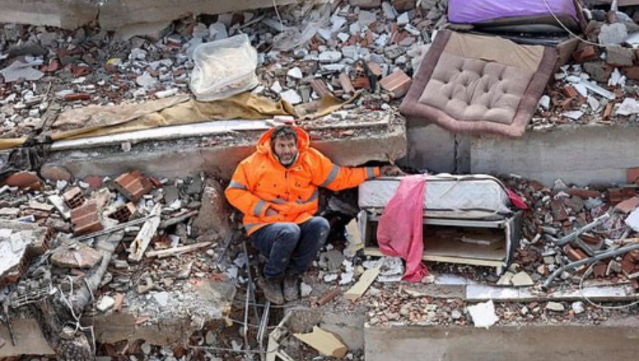 "POKUŠAO SAM DA ISKOPAM SVOJU PRINCEZU GOLIM RUKAMA" Potresna životna priča čoveka koji izgubio ćerku u zemljotresu (FOTO/VIDEO)