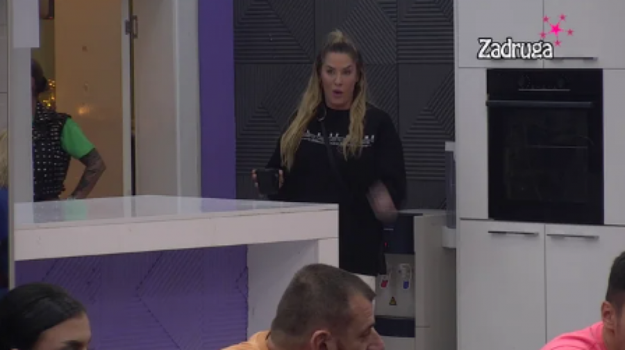 NIJE MOGLA NI DA ODGLEDA Ana sa GAĐENJEM gledala svađu Anđele i Zvezdana, on se pita što je bila sa njim kad je znala da je KRETEN