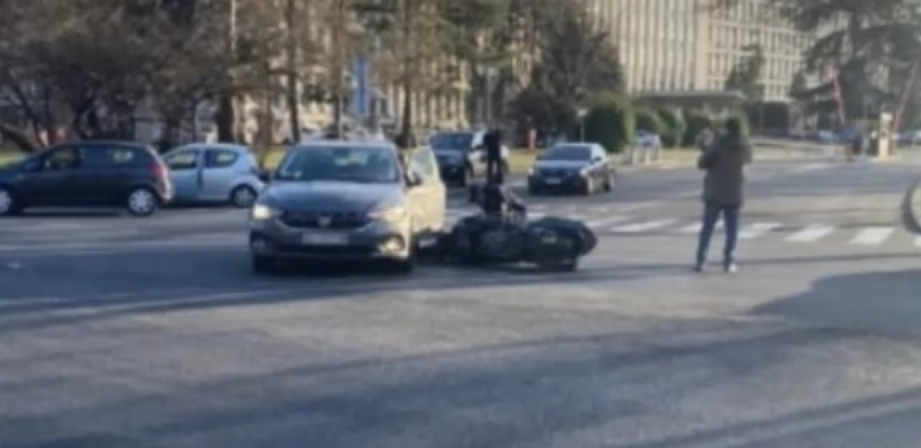 TEŽAK UDES NA NOVOM BEOGRADU Sudarili se automobil i motor, motociklista bez svesti (FOTO)
