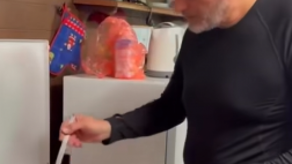 TUKAO SE, LOMIO I KLISTIRAO, A SAD Čeda uzeo kutlaču: "Palačinka u zlatiborskom mardelju" (VIDEO)