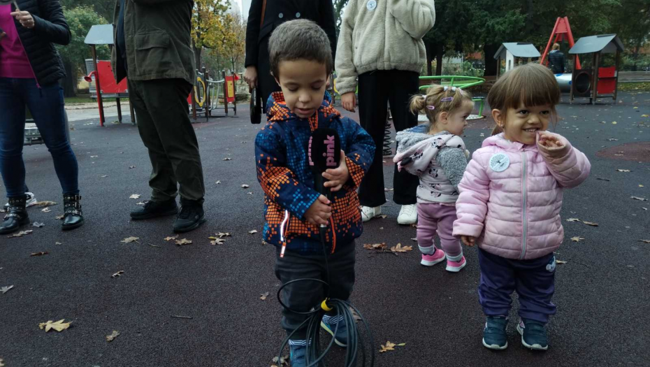 PITANJE KOJE CEPA SRCE: Zašto je ova seka tako mala...