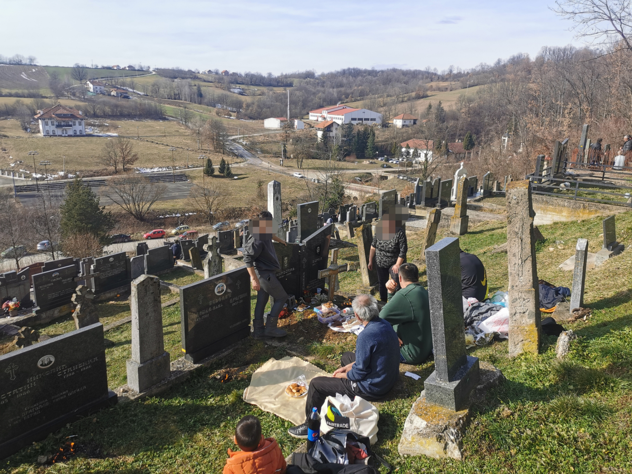 IZNOSE HRANU NA GROBLJE, DONOSE MESO I TANJIR ZA POKOJNIKA, A ONDA JEDU! Sveštenik otkrio šta je dozvoljeno da se donese na grob