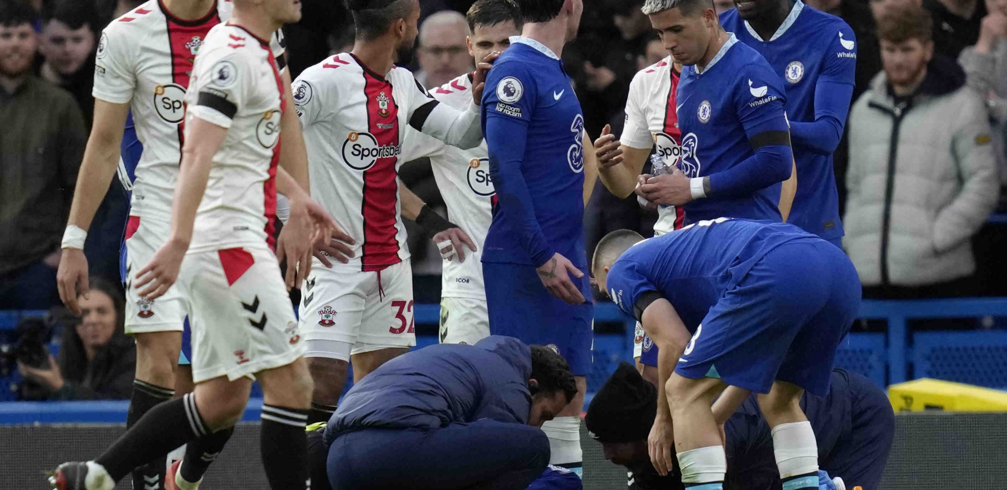 OSTAJE U BOLNICI Poznato stanje fudbalera Čelsija koji je ostao bez svesti na utakmici