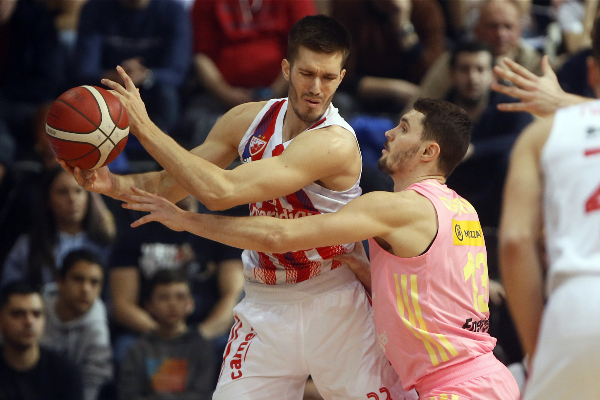 CRVENO-BELI ODBRANILI TROFEJ KUPA Zvezda na krilima Dobrića savladala Megu i došla do devete 