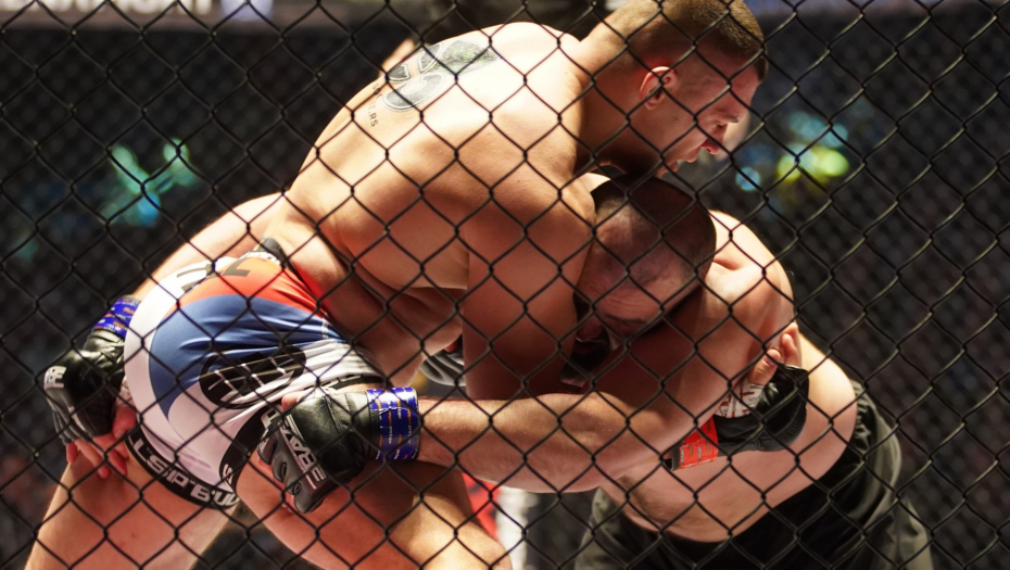 SKANDAL Rus nokautirao Srbina, pa publici u Beogradu pokazao srednji prst (VIDEO)