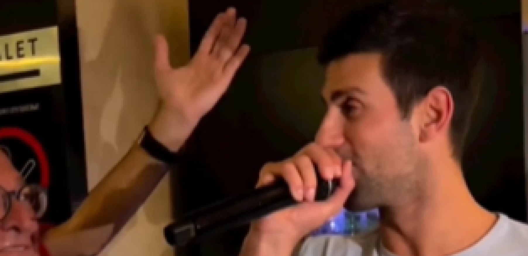 O, GDE SI JELENA, DA MI SRCE SMIRIŠ Novak dohvatio mikrofon, pa zapevao svojoj ljubavi (VIDEO)