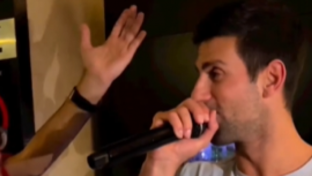 O, GDE SI JELENA, DA MI SRCE SMIRIŠ Novak dohvatio mikrofon, pa zapevao svojoj ljubavi (VIDEO)