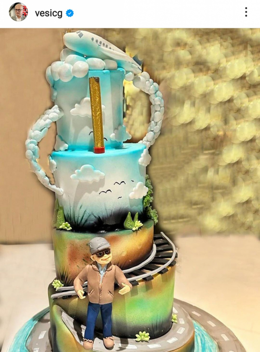 MINISTRU VESIĆU JE DANAS ROĐENDAN: Evo koji poklon je dobio od svojih saradnika