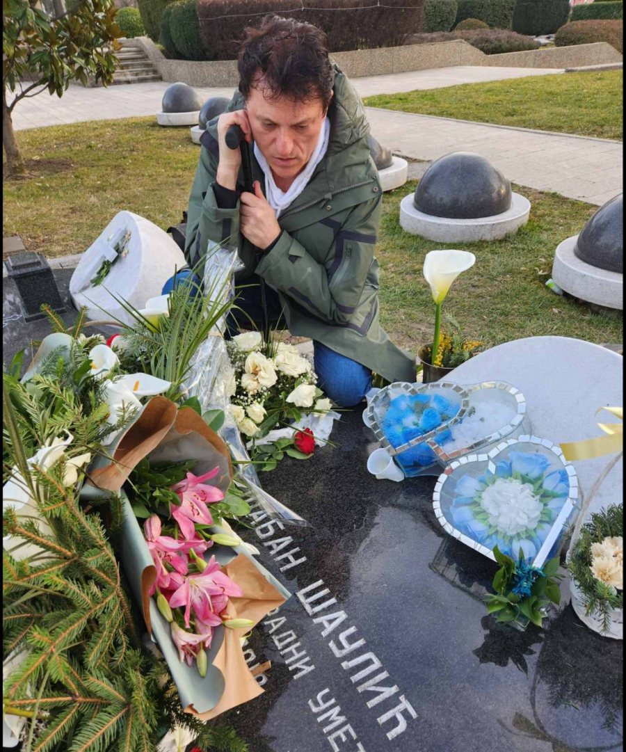 VOZIO AUTOMOBIL U KOJEM JE POGINUO ŠABAN ŠAULIĆ Pevačev kum Boban jecao na grobu (FOTO)
