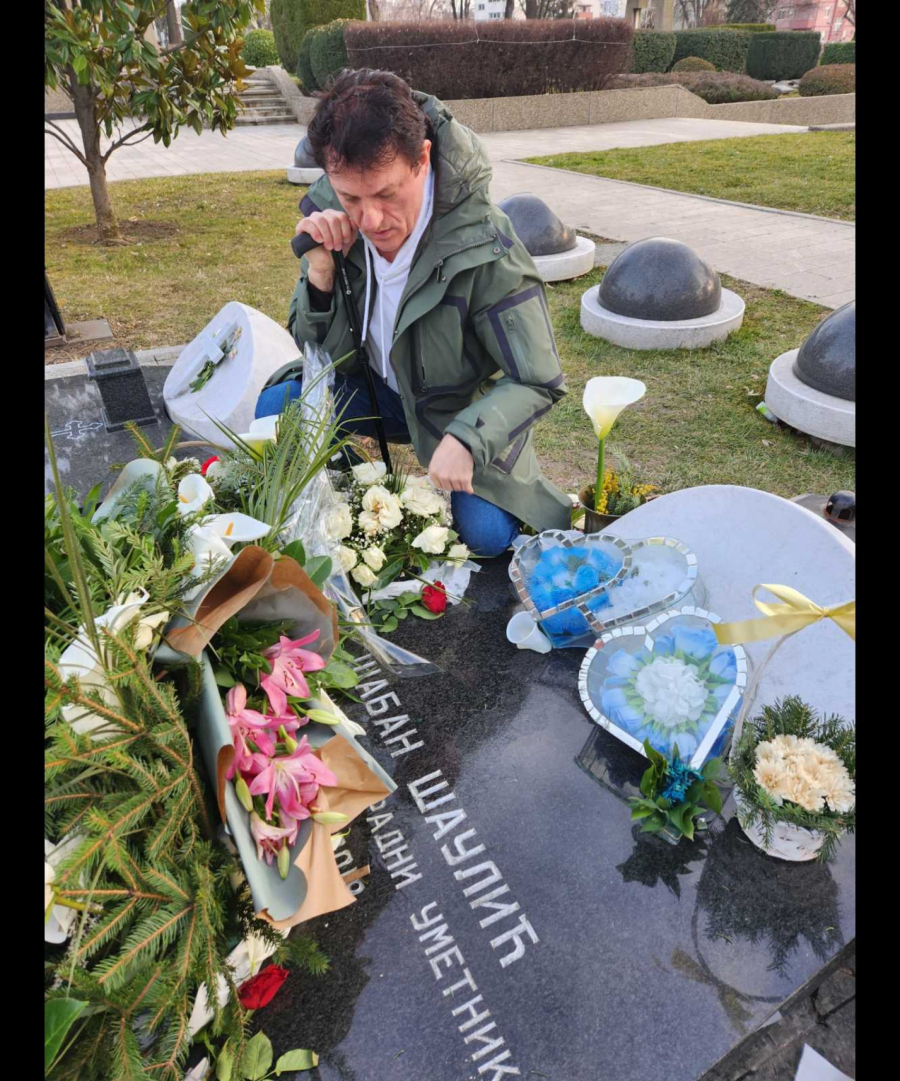 VOZIO AUTOMOBIL U KOJEM JE POGINUO ŠABAN ŠAULIĆ Pevačev kum Boban jecao na grobu (FOTO)