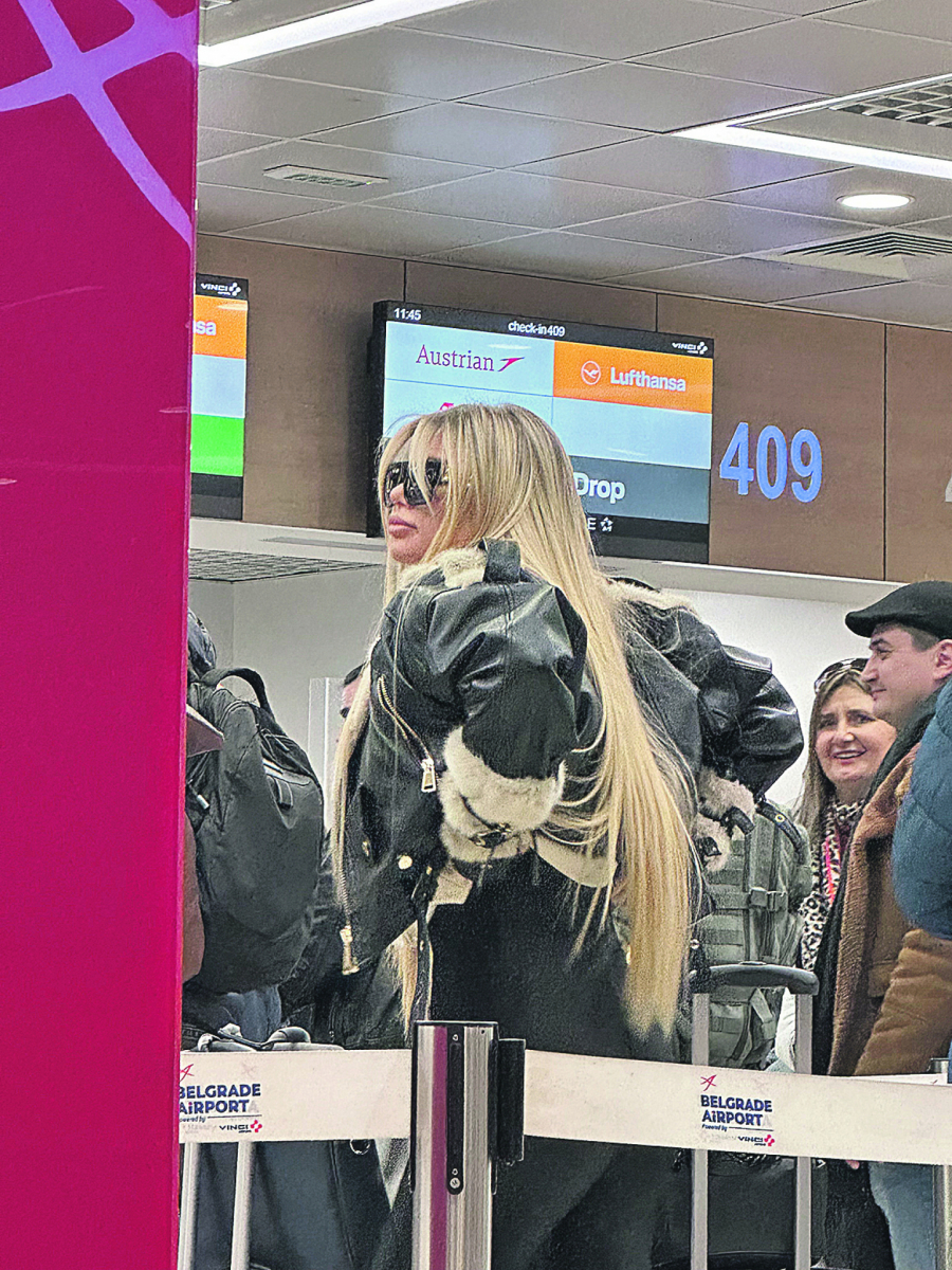 ALO! PAPARAZZO Ivana Bum šmeka frajere po aerodromu,  A U JEDNOM TRENUTKU JE NATRĆILA POZADINU I URADILA OVO (FOTO)