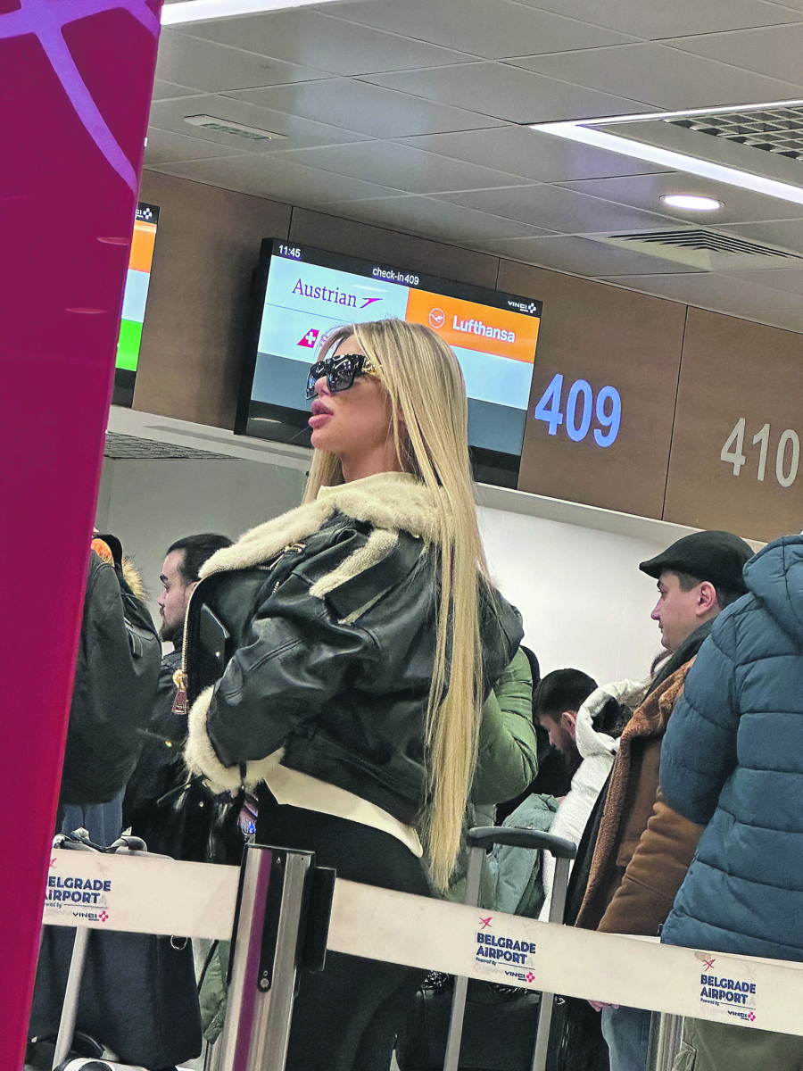 ALO! PAPARAZZO Ivana Bum šmeka frajere po aerodromu,  A U JEDNOM TRENUTKU JE NATRĆILA POZADINU I URADILA OVO (FOTO)