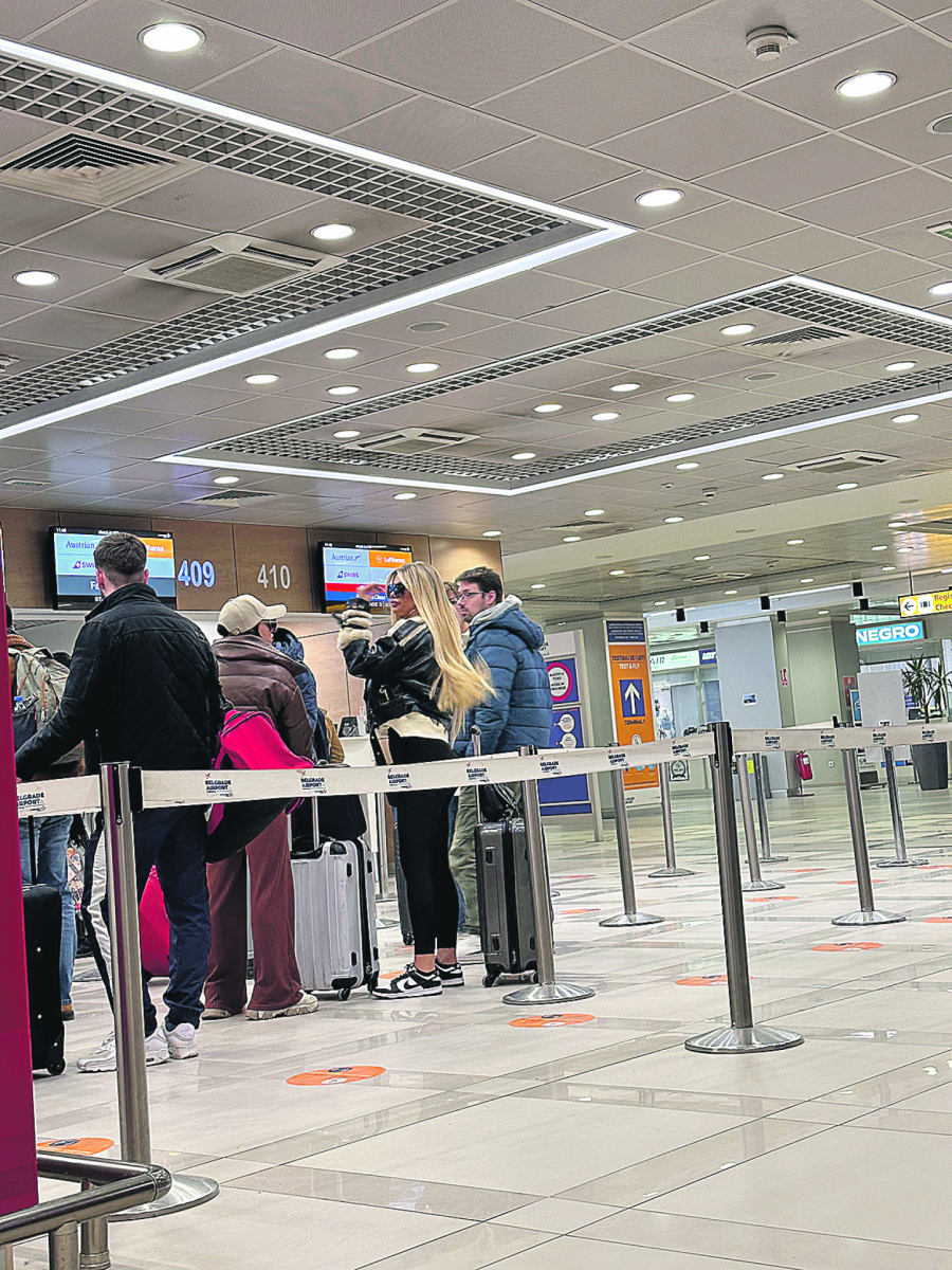 ALO! PAPARAZZO Ivana Bum šmeka frajere po aerodromu,  A U JEDNOM TRENUTKU JE NATRĆILA POZADINU I URADILA OVO (FOTO)