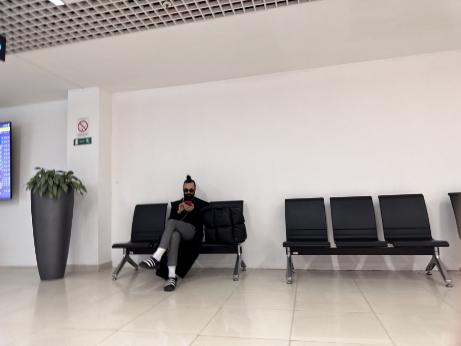 ALO! PAPARAZZO Nući se nervira, a Božo Vrećo kulira OVAKO UMETNICI PROVODE VREME NA AERODROMU (FOTO)