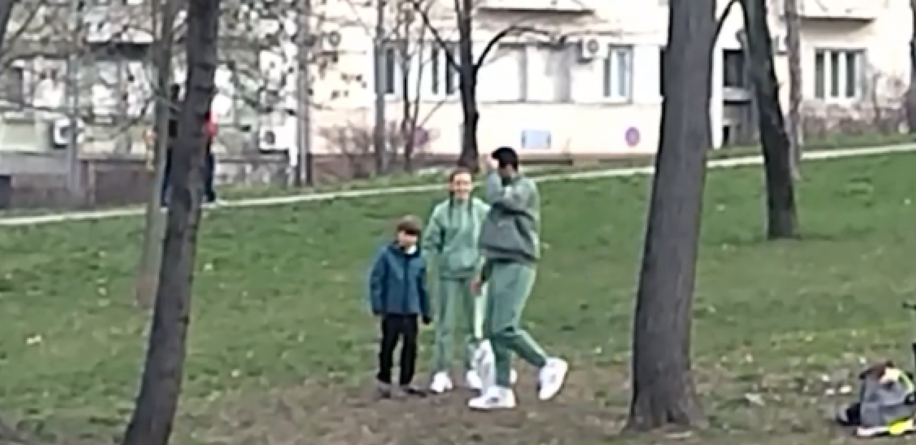 HIT SCENE IZ BEOGRADA Đoković pokazao Stefanu "neobičan sport", kao sav normalan svet uživaju u parku (VIDEO)