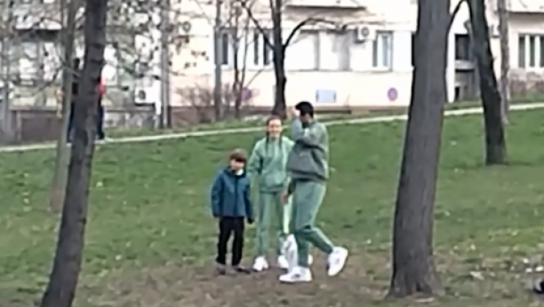 HIT SCENE IZ BEOGRADA Đoković pokazao Stefanu "neobičan sport", kao sav normalan svet uživaju u parku (VIDEO)