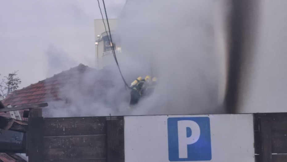 POŽAR U CENTRU ČAČKA Vatrogasne ekipe na lice mesta! (FOTO)