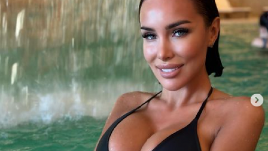 VRELA I VLAŽNA Gole fotke Aleksandre Subotić izludele javnost, minijaturni bikini utegao INTIMU, a gigantski silikoni iskočili, ŠOK (FOTO)
