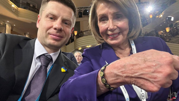 BIZARNO Ukrajinski poslanik poklonio Nensi Pelosi narukvicu od ukrajinskih čaura (FOTO)