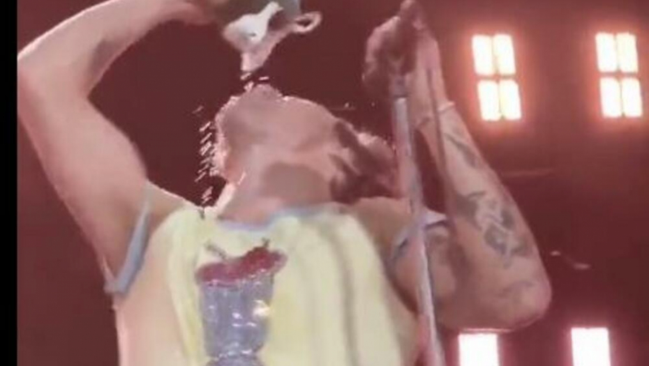 HARI STAJLS KAO ĐANI Slavni pevač zgrozio svet potezom, usred koncerta krenuo da pije iz cipele, a onda se gorko pokajao, isplivao i šok snimak (VIDEO)