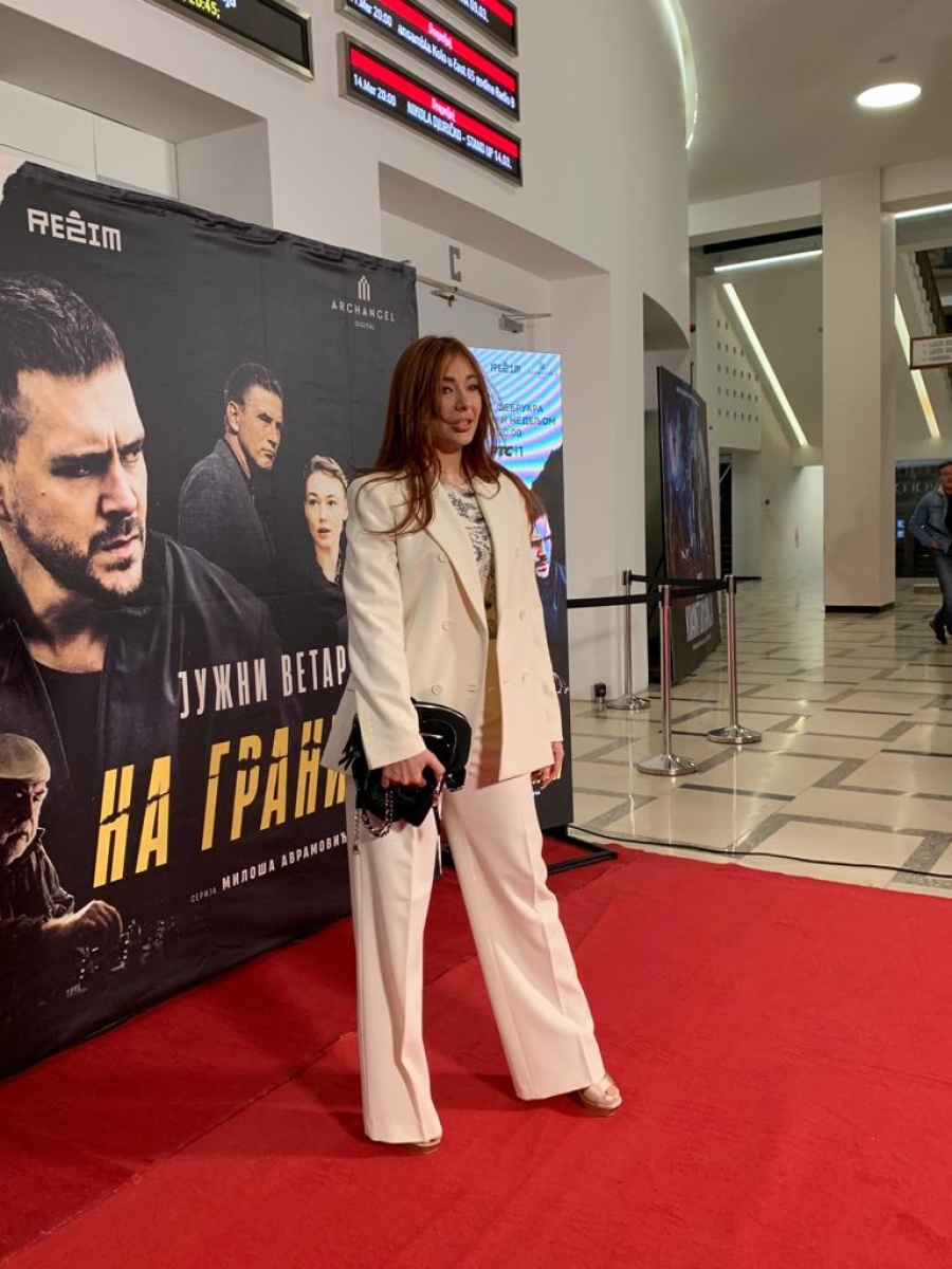 SANJA VUČIĆ SA DEČKOM DOŠLA NA PREMIJERU SERIJE, A RASTA SE NIJE ČAK NI PRESVUKAO Reper šokirao sve pojavom, šta mu se desilo? (FOTO)