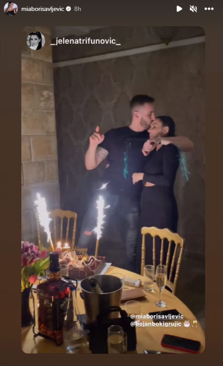 PRIREDILA MU VELIKO IZNENAĐENJE, Mia Borisavljević napravila rođendansku zabavu za supruga, na kojoj se okupila cela estrada (VIDEO)