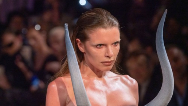 "OVO JE BOLESNO, LEČI SE PSIHOPATO": Džulija Foks u rukama drži nešto jezivo, ako nam se ovakva moda nameće, u velikom smo problemu