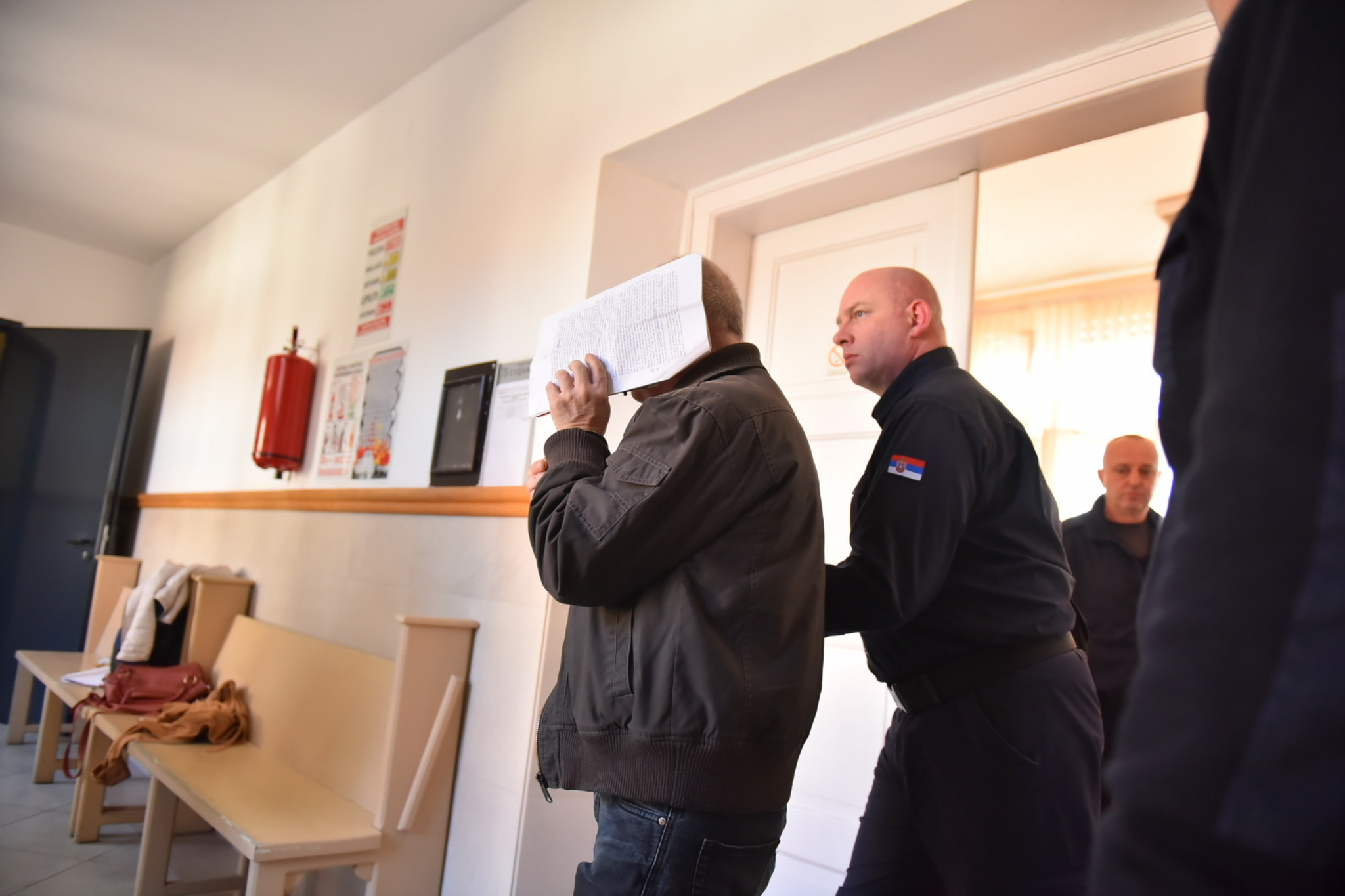 POČELO SUĐENJE ZA TROSTRUKO UBISTVO U ALEKSINCU Džonić doveden s lancima na nogama! (FOTO)