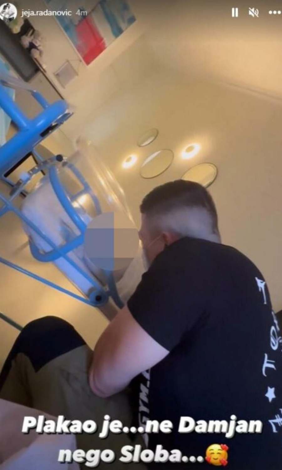 OVAKO JE IZGLEDAO PRVI SUSRET SLOBE I NJGOVOG SINA Pevač je zaplakao kada je ugledao naslednika, Jelena zabeležila sve (FOTO)