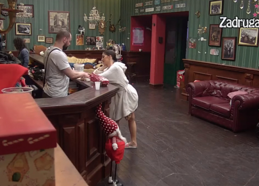 ANĐELA ZGADILA GLEDAOCE PRIZNANJEM Progovorila o lizanju Zvezdanovih stopala, a onda sinoć otišla korak dalje, dovela Slavnića do tačke pucanja!