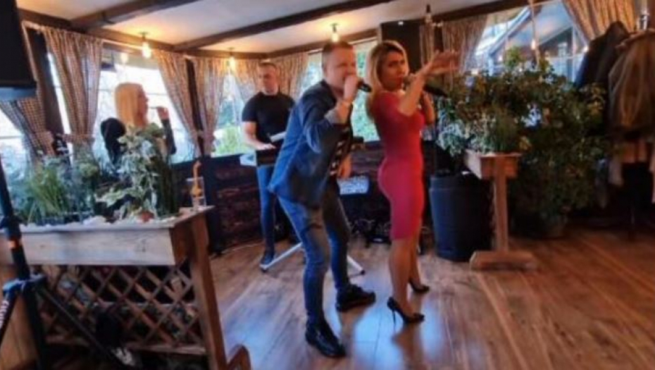 ZAPEVALA POZNATI HIT Jovana Jeremić se latila mikrofona, pa dovela atmosferu do usijanja (VIDEO)