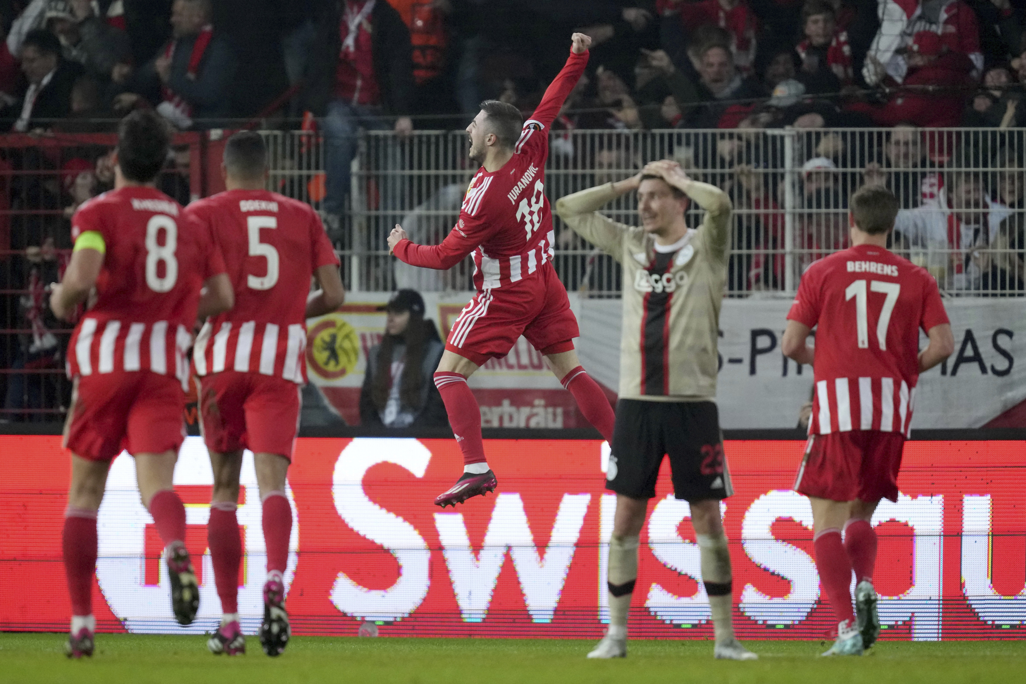 TEN HAG JE NAPRAVIO MAŠINERIJU Junajted posle preokreta izbacio Barselonu, Tadić i Pavlović ostali bez osmine finala