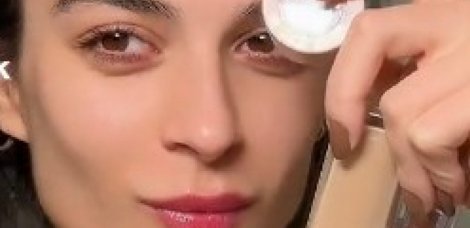 SMEĐA MASKARA JE NOVI BEAUTY TREND Omekšajte crte lica, izgledajte toplije, pristupačnije